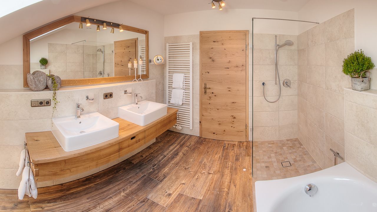 Bad I mit Badewanne, Dusche und Waschtisch Bad I mit Badewanne, Dusche und Waschtisch